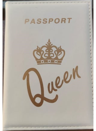 غطاء جواز سفر من الجلد الصناعي للنساء بتصميم تاج "Queen" - ابيض أنيق وحماية وثائق السفر