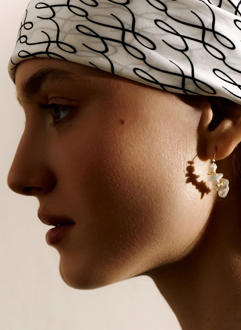 ليتشي أقراط نصف دائرية مزينة باللؤلؤ