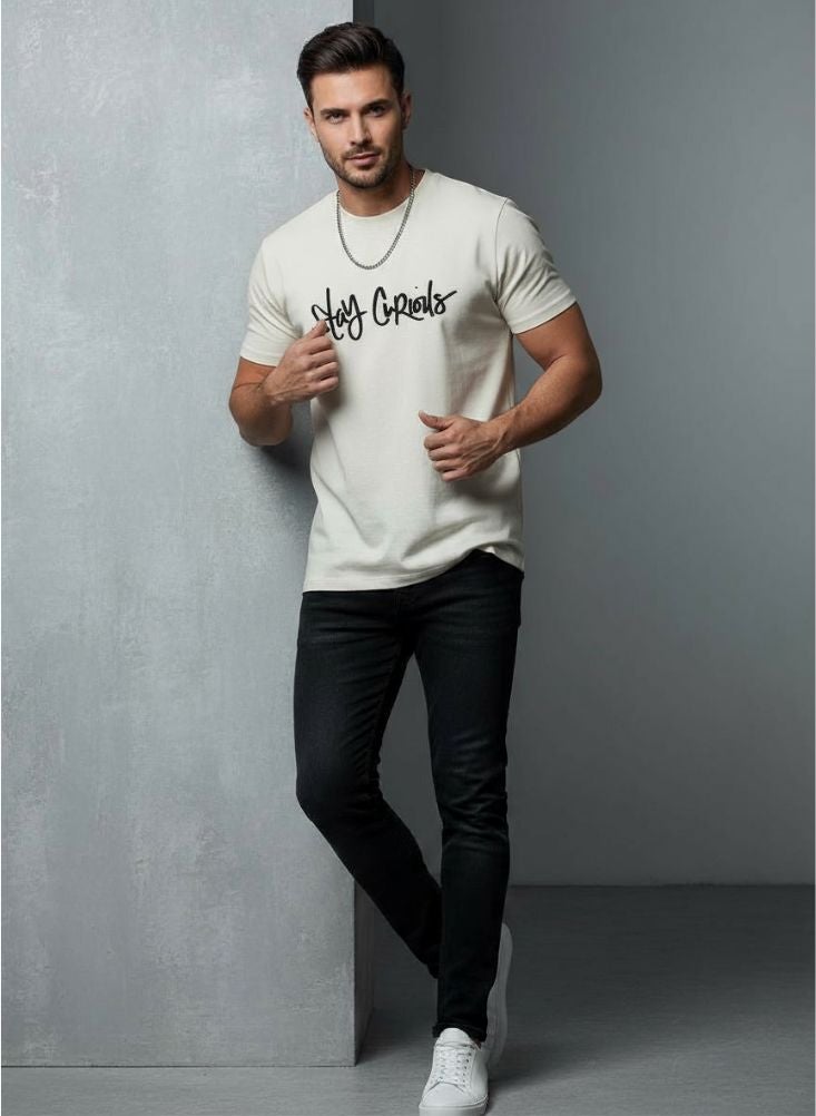 بريميم تي شيرت أبيض مطبوع عليه عبارة "ابقَ فضوليًا" بخط اليد – تي شيرت مناسب للجنسين - Image 2