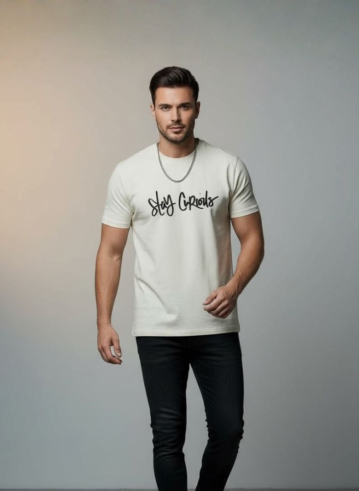 بريميم تي شيرت أبيض مطبوع عليه عبارة "ابقَ فضوليًا" بخط اليد – تي شيرت مناسب للجنسين - Image 1