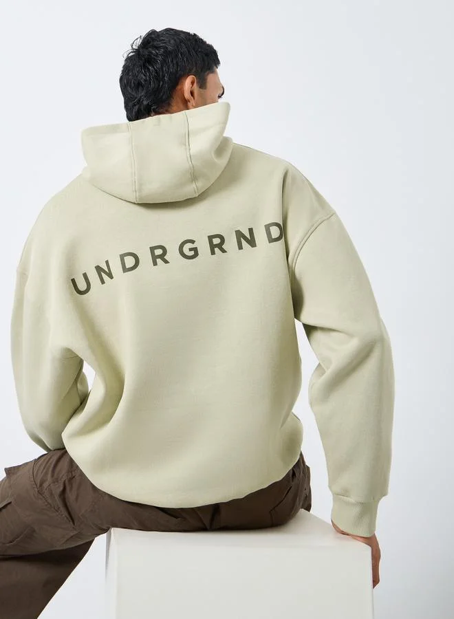 ستايلي هودي فليس واسع بطبعة كتابة على الظهر