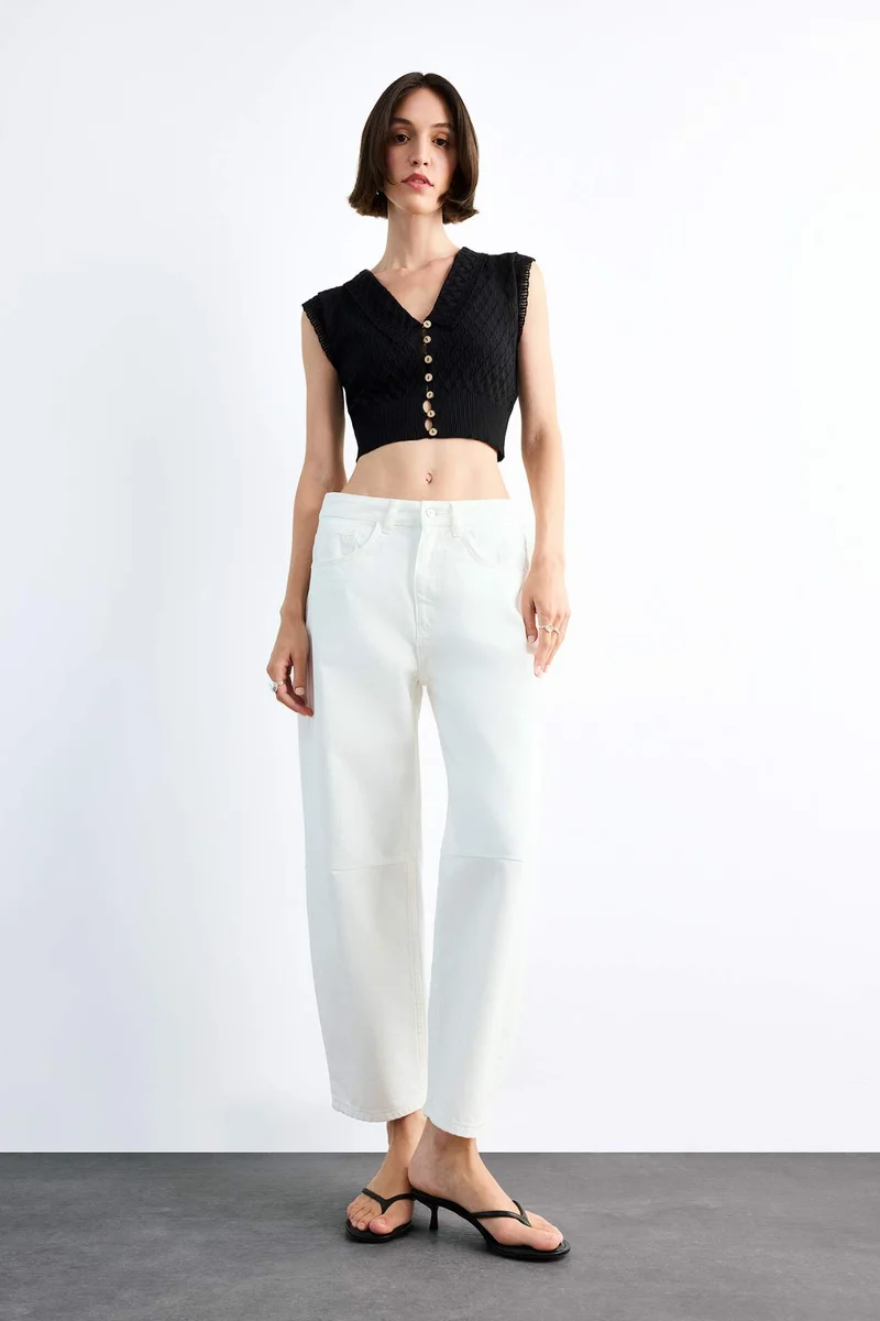 ديفاكتو Large Collar Buttoned Knit Crop Top