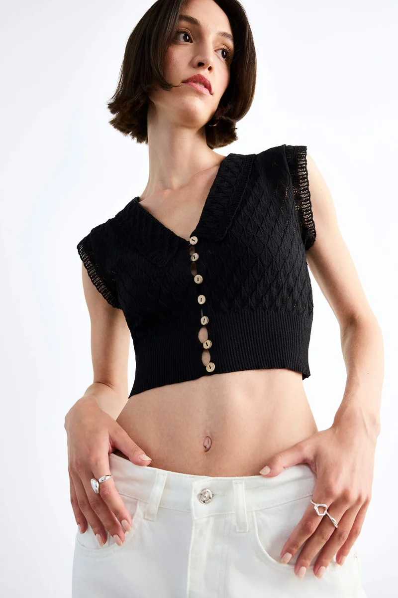 ديفاكتو Large Collar Buttoned Knit Crop Top