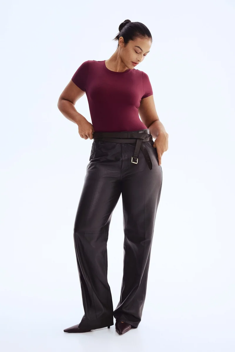 اتش اند ام بودي بأكمام قصيرة من نسيج المايكروفايبر