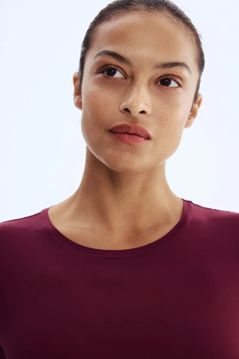 اتش اند ام بودي بأكمام قصيرة من نسيج المايكروفايبر