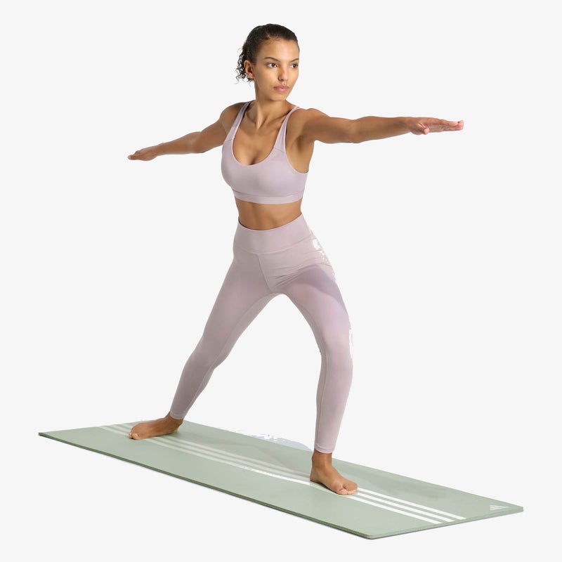 اديداس حمالة صدر بدعم متوسط من تشكيلة All Me Essentials - Image 3