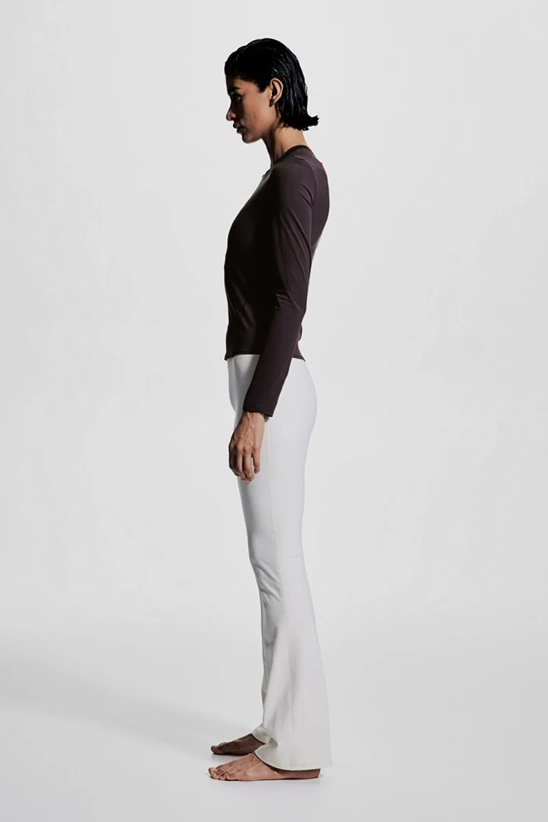 اتش اند ام بلوزة رياضية من قماش دراي موف