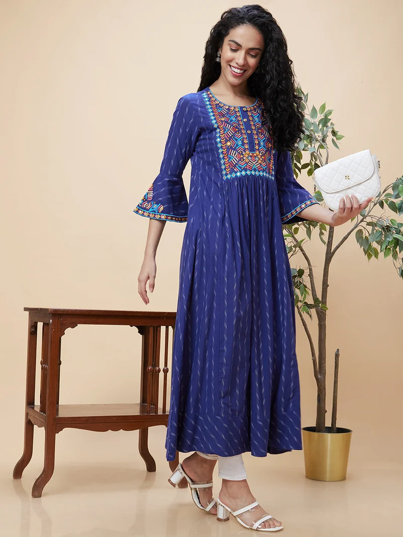جلو باص جلوبس سنيكرز نسائي أزرق بتصميم هندسي وأكمام الجرس مطرز بالقطن الخالص A-Line Kurta
