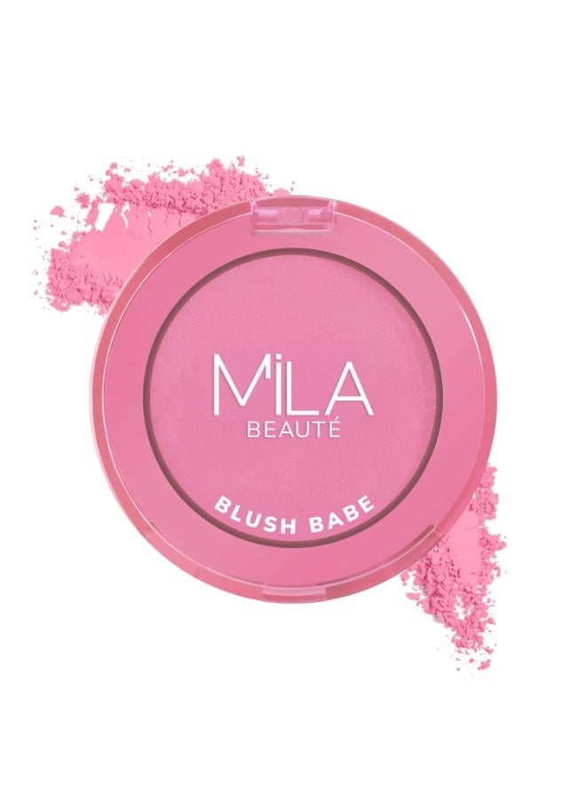 ميلا بيوتي بودرة أحمر الخدود "Blush Babe" من ميلا بوتيه (MILA BEAUTÉ) | لمسة نهائية مطفية ولون غني يدوم طويلاً | سهلة الدمج | تركيبة لا تسبب الجفاف غنية بزيت ثمر الورد وزيت الجوجوبا وفيتامين E | الدرجة: Candy Pink (5 جم) - Image 1