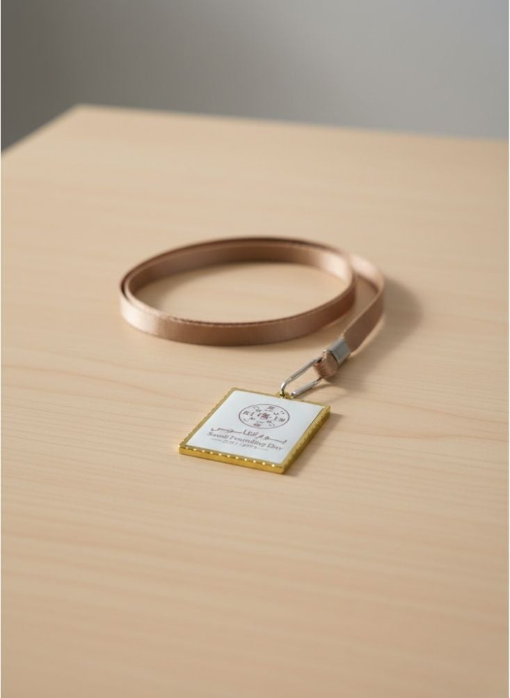 بريميم قلادة مربعة الشكل مع حبل تعليق بمناسبة يوم تأسيس المملكة العربية السعودية - إكسسوار ثقافي بسيط - Image 3