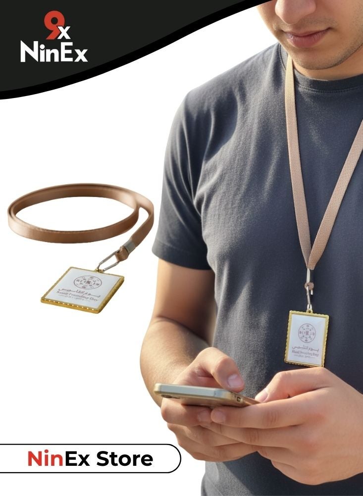 بريميم قلادة مربعة الشكل مع حبل تعليق بمناسبة يوم تأسيس المملكة العربية السعودية - إكسسوار ثقافي بسيط - Image 1