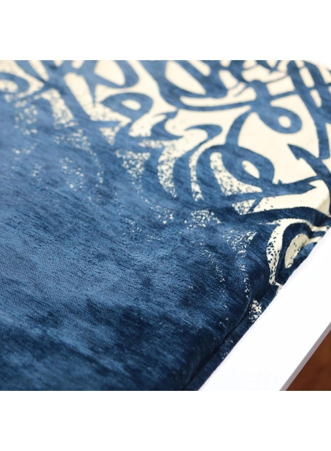 سندس سجادة سندس إضافية زرقاء اللون مع طبقة إسفنجية - جودة تركية فاخرة، قماش قطني ناعم، تصميم بخط عربي ذهبي، توفر راحة ودعمًا مثاليين للصلاة، وتخفف آلام المفاصل، مثالية لكبار السن - Image 2