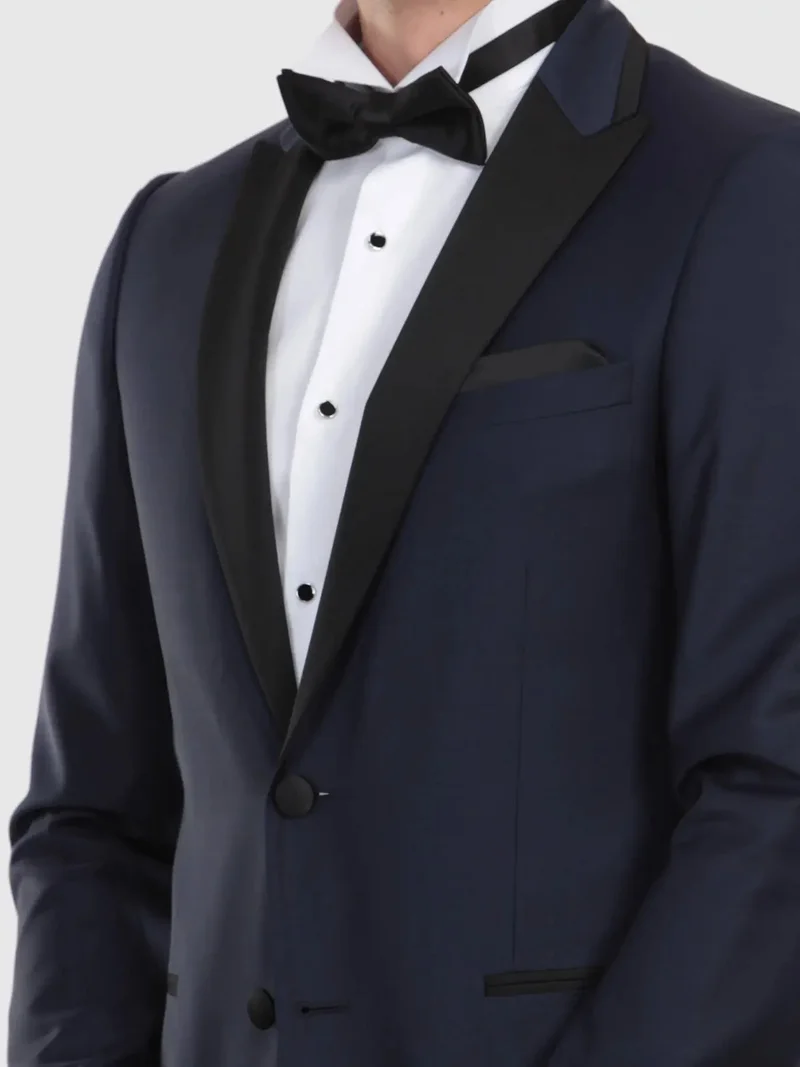 كيب بدلة توكسيدو من ساكس بقصة ضيقة وياقة فراشة منسوجة