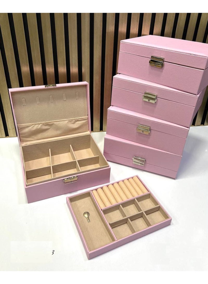 منظم إكسسوارات أنيق باللون الوردي بتقسيمات عملية لحفظ المجوهرات والإكسسوارات بلمسة أنثوية راقية.
