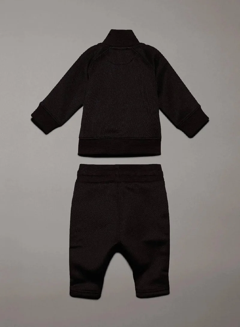 كالفن كلاين جينز بدلة رياضية للأطفال حديثي الولادة مزينة بشعار كلفن كلاين