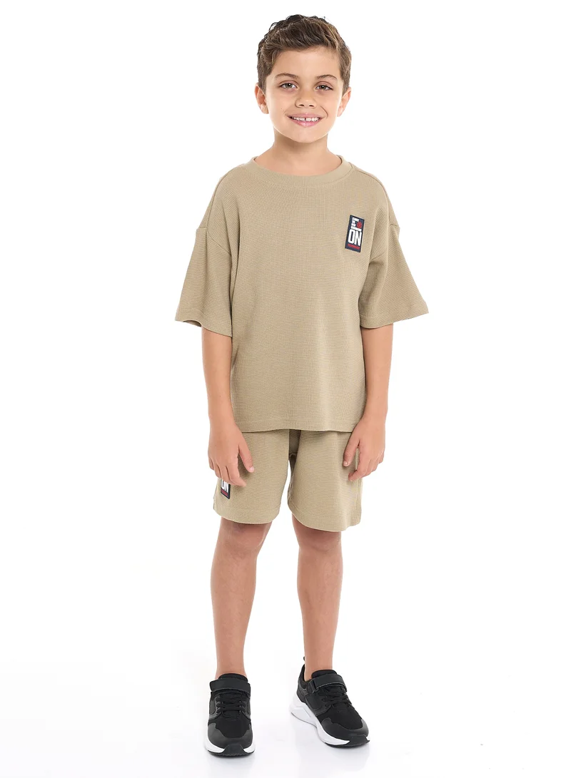 victor and jane Oversized - Boys' Jacquard 2-Piece Set - T-Shirt with Badge Detail and matching Shorts with Pockets,