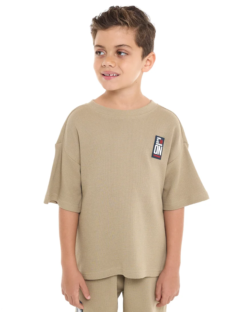 victor and jane Oversized - Boys' Jacquard 2-Piece Set - T-Shirt with Badge Detail and matching Shorts with Pockets,