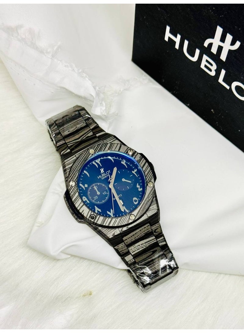 هوبلوت ساعة هوبلو كرونوغراف رجالية بأرقام عربية على طراز هوبلو - مينا أزرق، سوار أسود منقوش