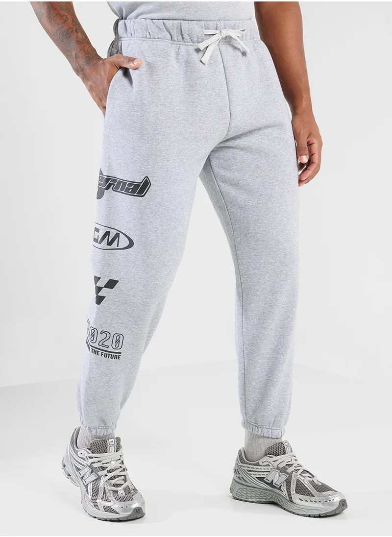 ذا جيفينج موفمنت Relaxed Fitted Racing Printed Sweatpants