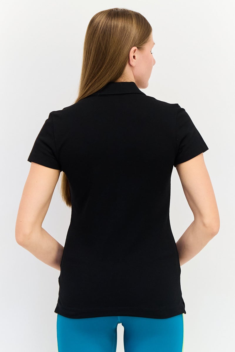PUMA تي شيرت بولو خارجي قصير الأكمام للنساء بتصميم عادي مع شعار العلامة التجارية، أسود - Image 2