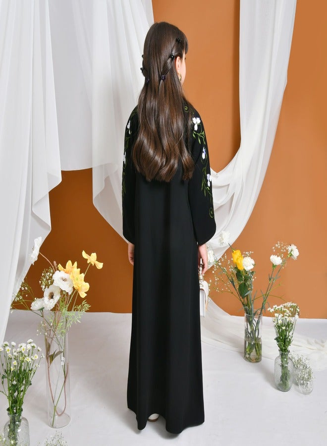 عبايات حوراء عباية جوري | سوداء مغلقة بطقطق مزينة بتطريز على الاكمام - Image 5