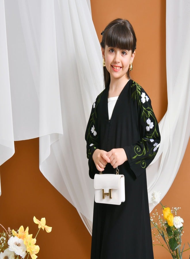 عبايات حوراء عباية جوري | سوداء مغلقة بطقطق مزينة بتطريز على الاكمام - Image 3