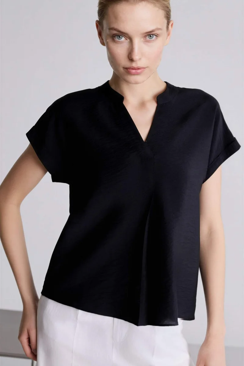 ديفاكتو Relax Fit Flap Collar Short Sleeve Blouse