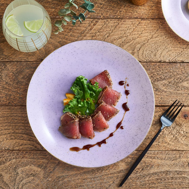 PLASTICPRO بلاستيك برو 30 عبوة أطباق بلاستيكية قابلة للتصرف ثقيلة الوزن بتصميم جرانيت أنيق 10 بوصة أطباق عشاء بنفسجي مع حافة ذهبية - Image 3