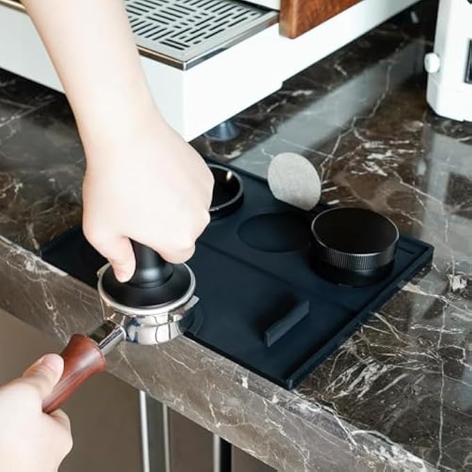 NALACAL حصيرة دك الإسبريسو المصنوعة من السيليكون الآمن غذائيًا، حصيرة دك القهوة غير القابلة للانزلاق، محطة دك الإسبريسو، ملحقات الإسبريسو، أداة لباريستا، أداة للمنزل والمطبخ والبار والمقهى، 984 بوصة × 787 بوصة - Image 4