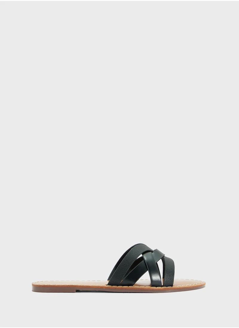 جينجر Crossover Strap Flat Sandal