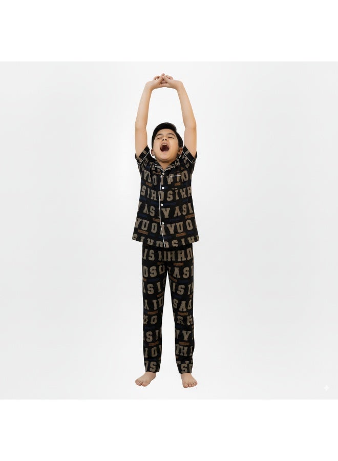 جوانا طقم بيجامة للأولاد مكون من قميص وبنطلون بأزرار وطبعة حروف، أسود - Image 3