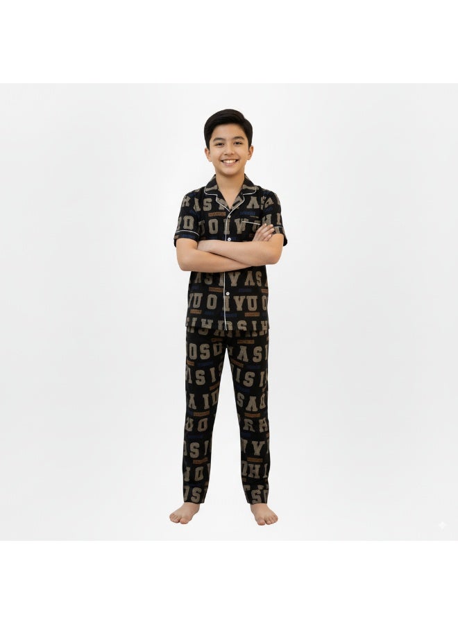 جوانا طقم بيجامة للأولاد مكون من قميص وبنطلون بأزرار وطبعة حروف، أسود - Image 2