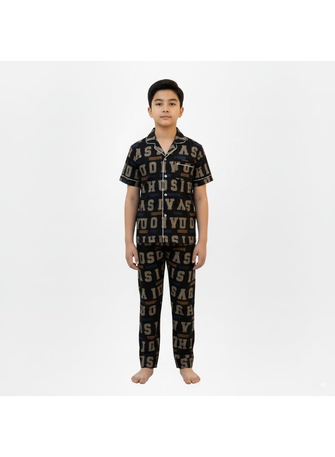 جوانا طقم بيجامة للأولاد مكون من قميص وبنطلون بأزرار وطبعة حروف، أسود - Image 1
