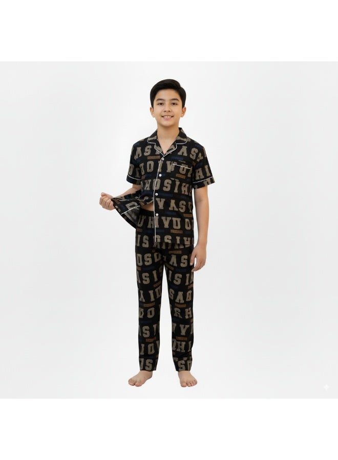 جوانا طقم بيجامة للأولاد مكون من قميص وبنطلون بأزرار وطبعة حروف، أسود - Image 4