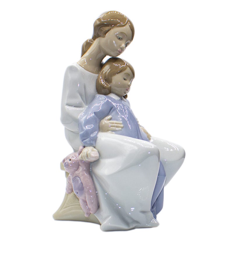 Lladro Nao Collectible Porcelain Figurine A Moment with Mommy  8 34 Tall  Mother and Daughter