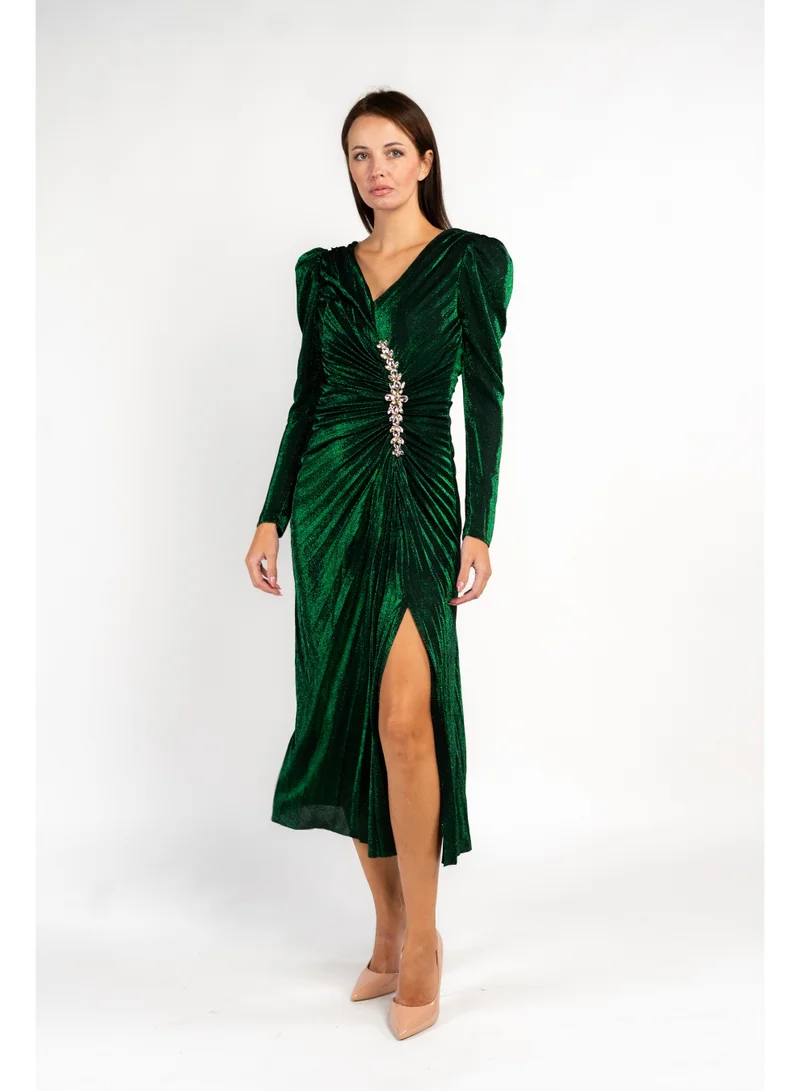 فاشونارا فستان حفلات رسمي باللون الأخضر الزمردي مطوي مع بروش كبير من الكريستال