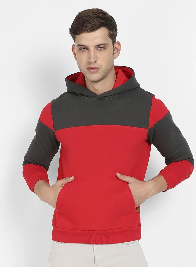 Campus Sutra Men's Red & Dark Grey Pullover Hoodie With Ribbed Hem
