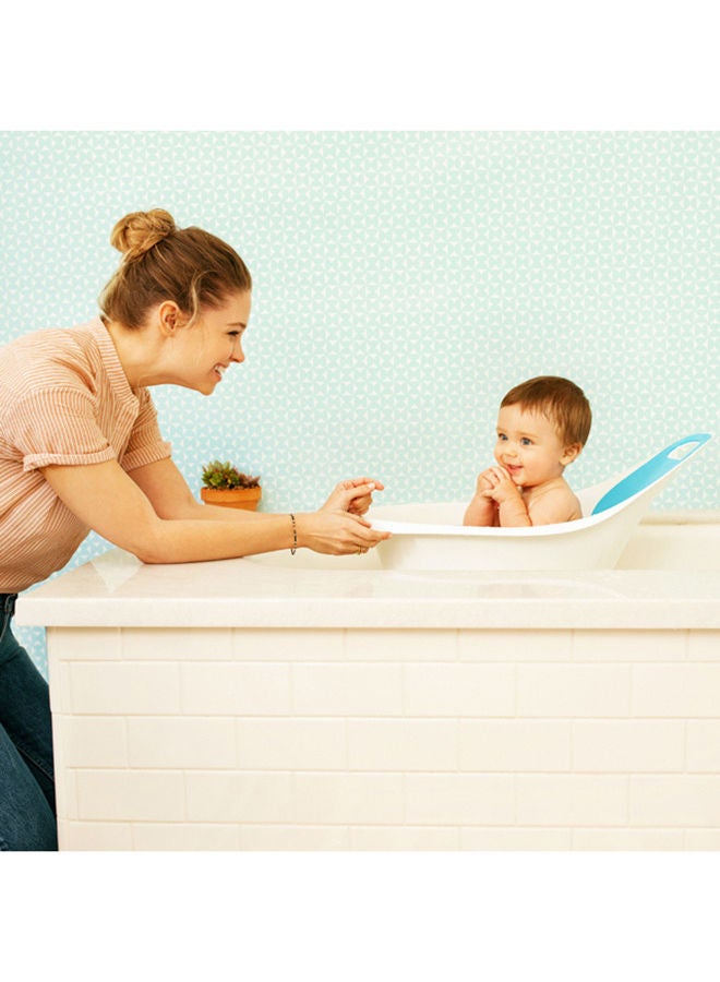 Munchkin Sit and Soak Baby Bath Tub with Built-In Support Bump and Padded Foam Back Rest, Bonus Pull-Tab Drain and Storage Hook, 0-12 Months, White - Image 5