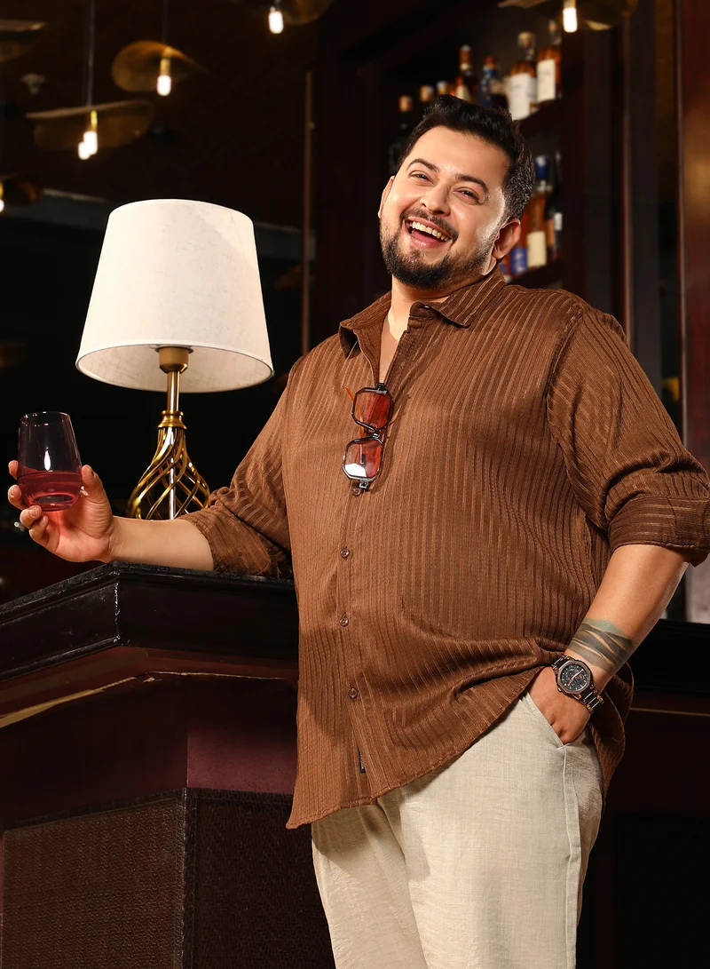 انستافاب بلس قميص رجالي مقاس بلس بلون بني شوكولاتة بتصميم متموج للملابس الكاجوال بياقة واسعة وأكمام طويلة بأزرار