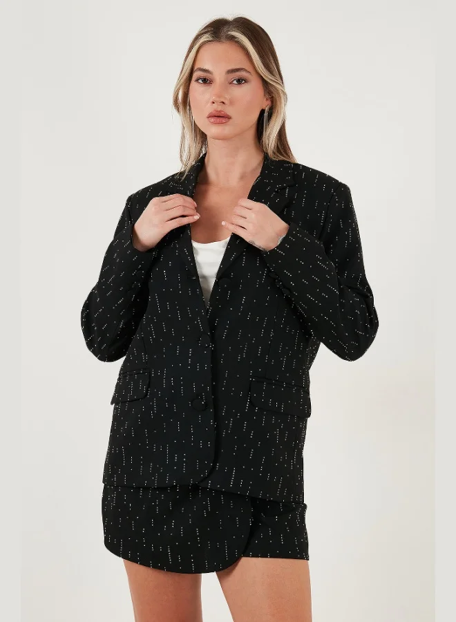 ليلا طقم نسائي سترة وتنورة قصيرة بقصة عادية بتفاصيل بروش ليلى ستونيد