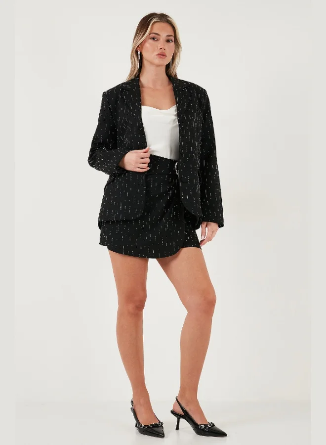 ليلا طقم نسائي سترة وتنورة قصيرة بقصة عادية بتفاصيل بروش ليلى ستونيد