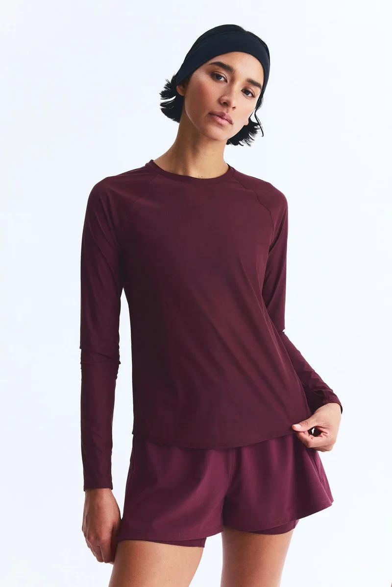 اتش اند ام بلوزة للركض من نسيج دراي موف™