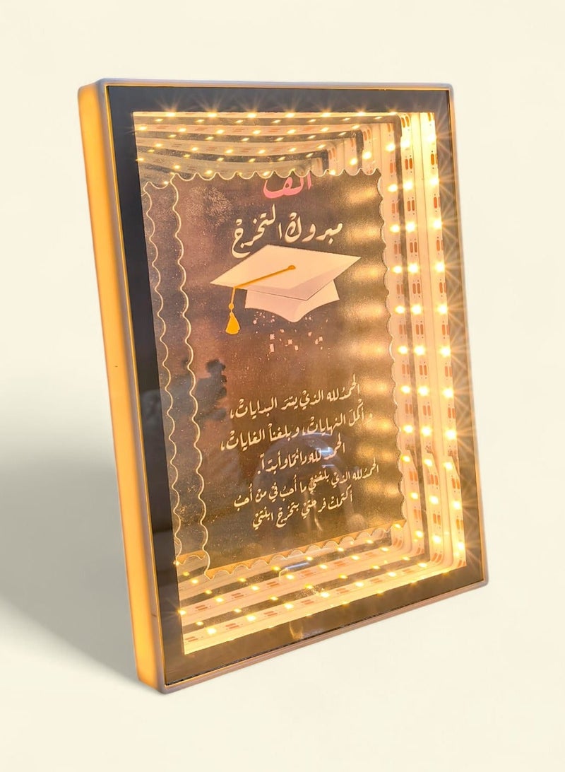 كريتر  إطار (برواز) مضيء ثلاثي الأبعاد لتهنئة التخرج، وهو قطعة ديكور وهدية تذكارية فاخرة تجمع بين الفن الرقمي والإضاءة الجمالية. - Image 1