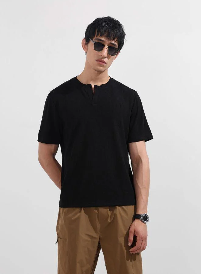 شركة المرآب الهندية Men Boxy Fit Textured V-Neck Half Sleeves T-Shirt
