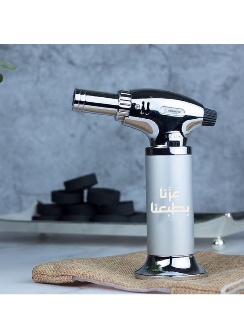 حكاية شمعة اليوم الوطني ، ولاعة فضية فخمة محفور عليها عزنا بطبعنا ، متعددة  الإستخدام للفحم والبخور وغير ذلك - Image 1