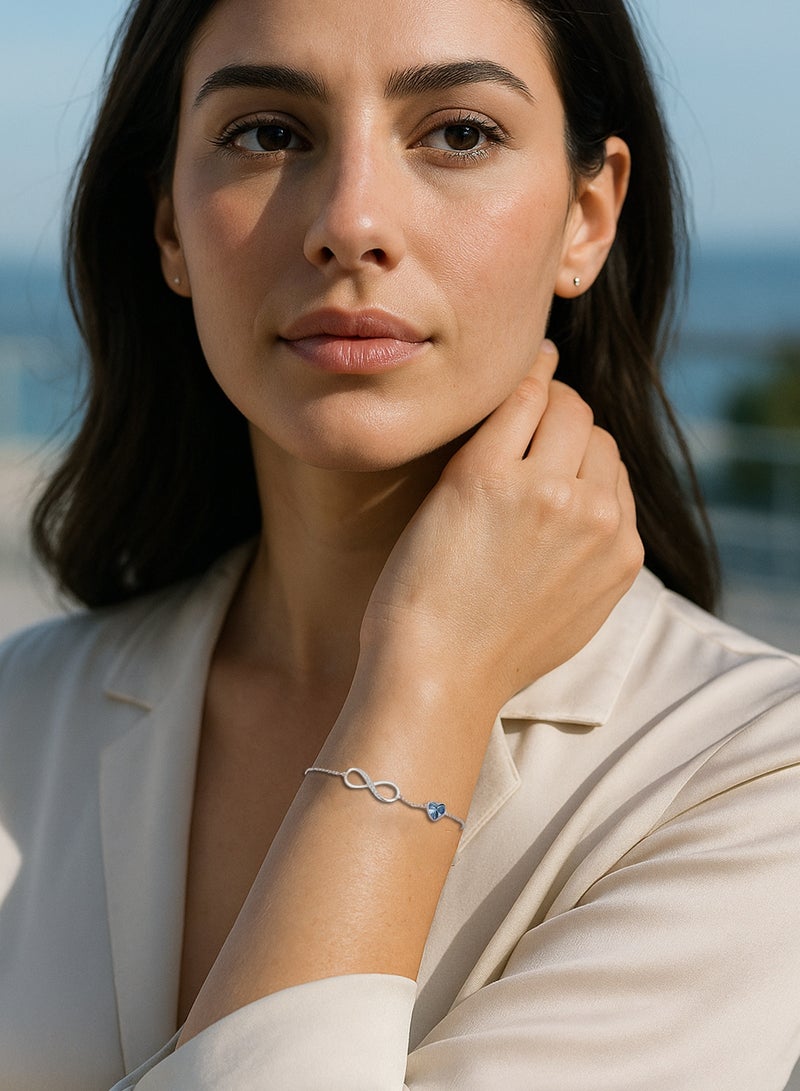 فوريكاسا سوار اللانهاية بحجر زركون على شكل قلب أزرق فاتح | مطلي بالنحاس بالذهب الأبيض عيار 18 | قابل للتعديل 16+4 سم | علبة هدية مضادة للتشوه بلون أبيض نجومي - Image 2