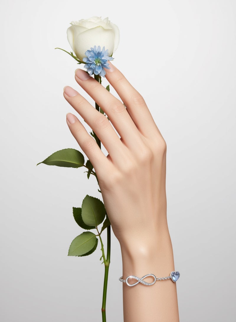 فوريكاسا سوار اللانهاية بحجر زركون على شكل قلب أزرق فاتح | مطلي بالنحاس بالذهب الأبيض عيار 18 | قابل للتعديل 16+4 سم | علبة هدية مضادة للتشوه بلون أبيض نجومي - Image 3