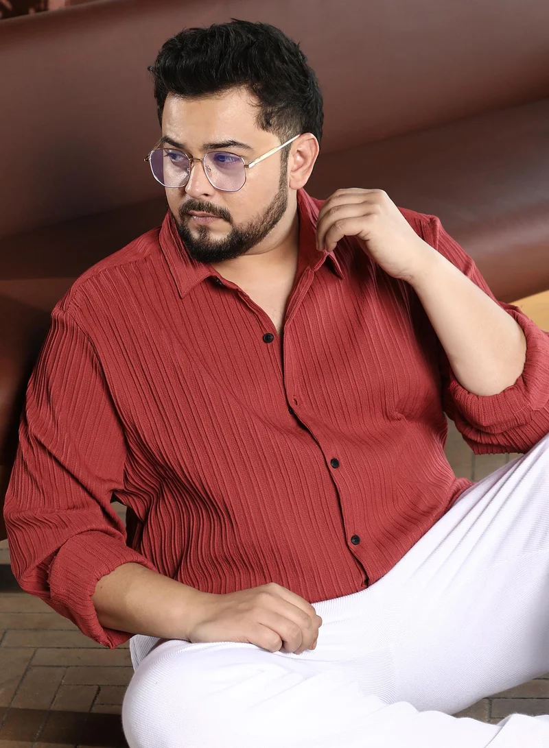 انستافاب بلس قميص رجالي بنقشة بارزة بياقة ممتدة وأكمام طويلة بأزرار، إغلاق بأزرار، وحافة منحنية، بلون سادة منسوج للمقاسات الكبيرة والاستخدام اليومي، أحمر طوبي