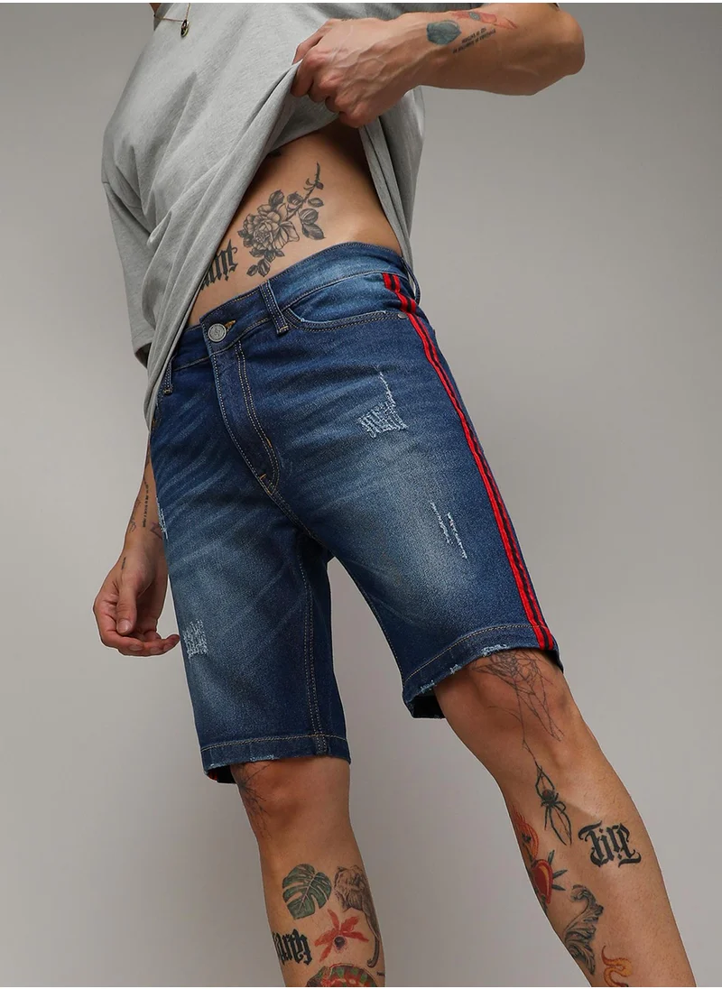 كامبوس سوترا Campus Sutra Men's Blue Contrast Side-Striped Denim Shorts For Casual Wear | Dark-Wash | Regular Fit | Button Closure | Cotton Denim Shorts Crafted With Comfort Fit For Everyday Wear