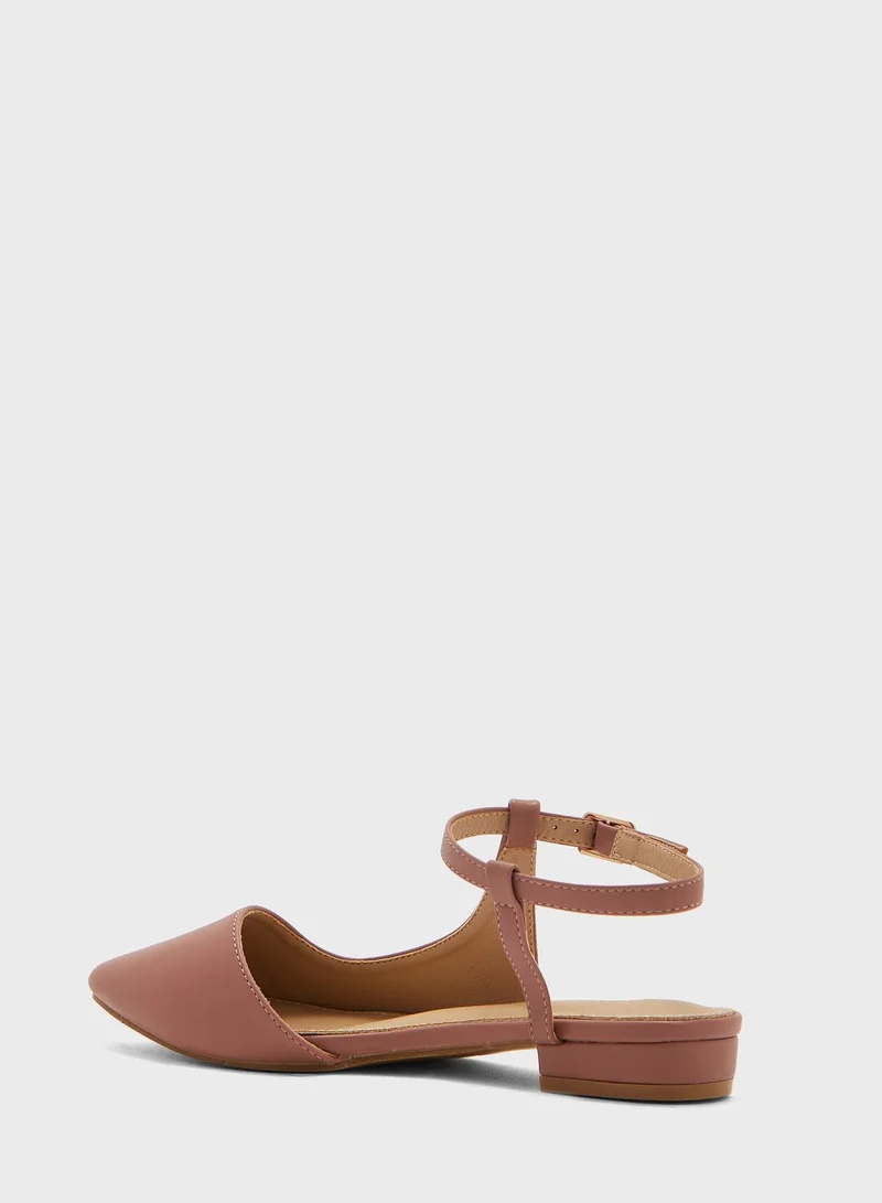 ايلا Curved Ankle Strap Pointed Flat Shoe